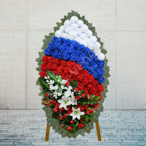 Комбинированный венок с цветами и лентой триколор